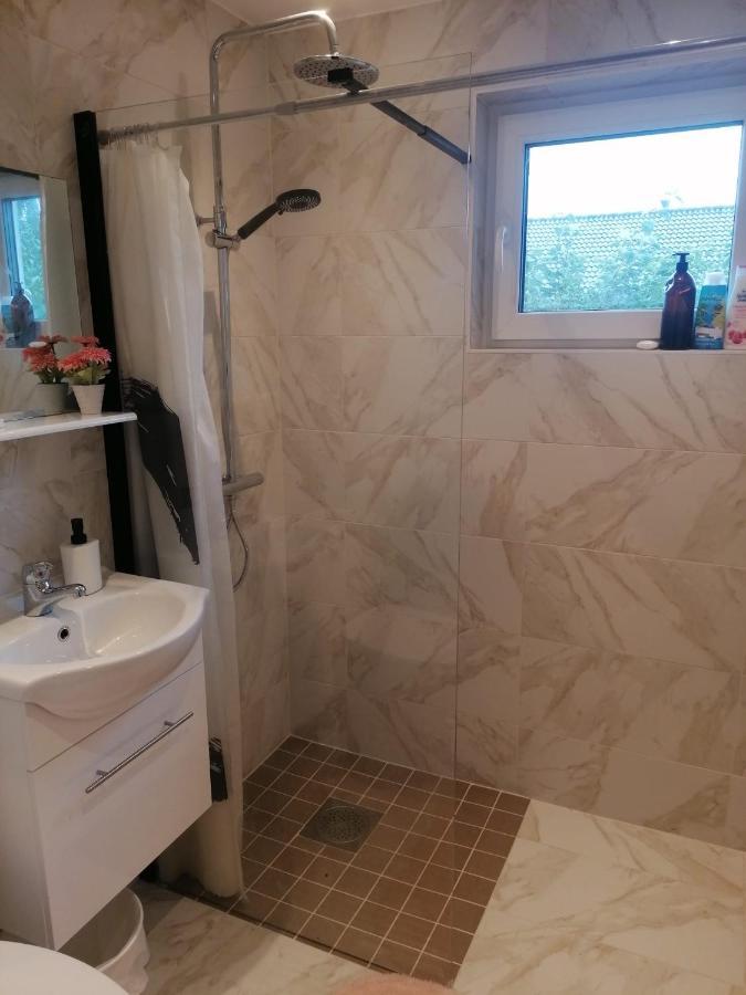 Villa Med Egen Parkering. Moejlighet Att Boka Fran 1 Och Upp Till 5 Personer. เออเรบรู ภายนอก รูปภาพ