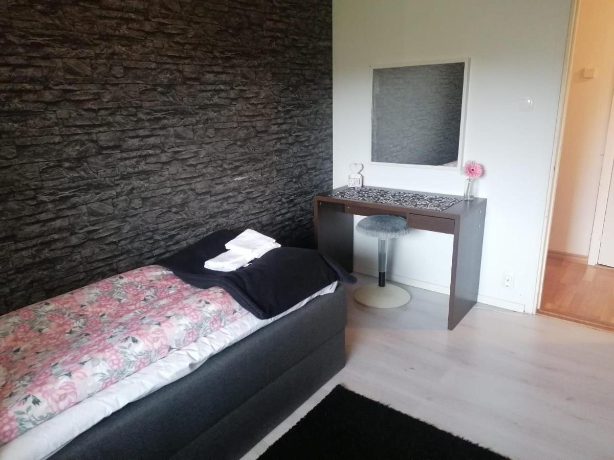 Villa Med Egen Parkering. Moejlighet Att Boka Fran 1 Och Upp Till 5 Personer. เออเรบรู ภายนอก รูปภาพ