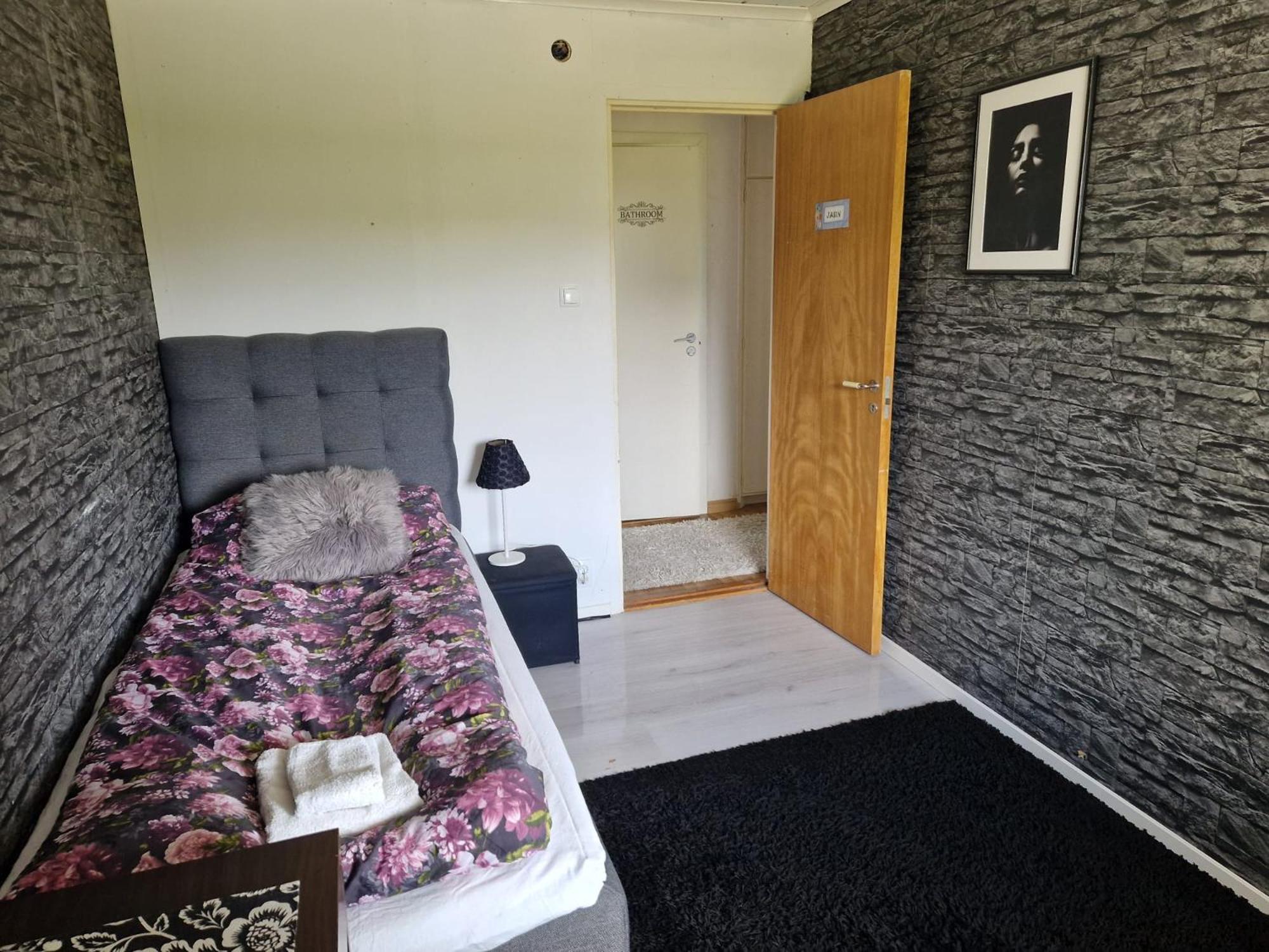 Villa Med Egen Parkering. Moejlighet Att Boka Fran 1 Och Upp Till 5 Personer. เออเรบรู ภายนอก รูปภาพ